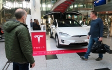 TESLA Motors - Präsentation am Flughafen Düsseldorf - BEST4U GmbH